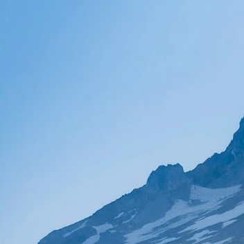 山湖晨雾行舟记破晓时分的天光揉碎在北美俄勒冈的土地上，胡德山刺破澄澈如洗的湛蓝天