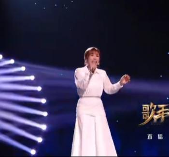 李佳薇诀爱好听  李佳薇在直播中唱的《诀爱》超级震撼，高音部分处理得太好了，真心