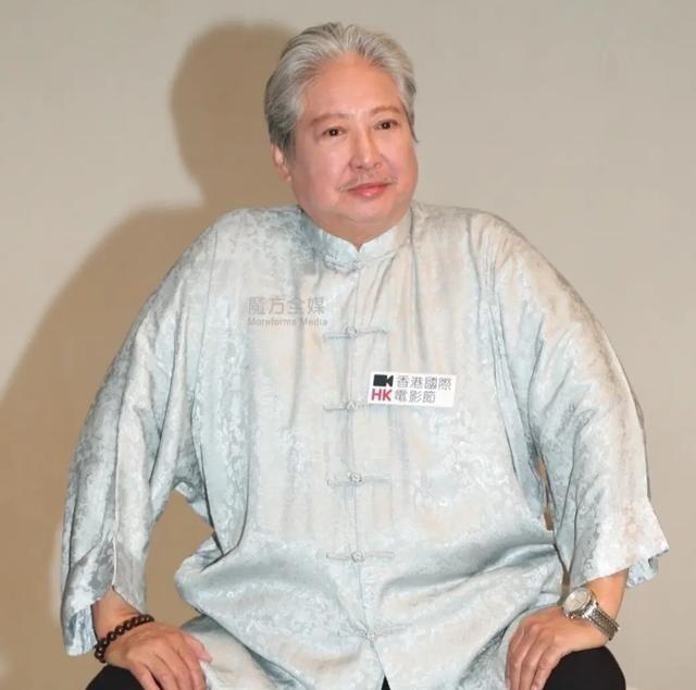 主持人问洪金宝：“你的第一个老婆是韩国人，你怎么会娶到韩国人？”洪金宝说：“那个