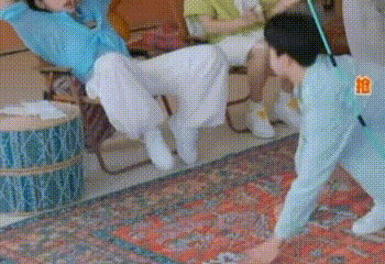 顺顺摔倒了要哥哥抱到床上