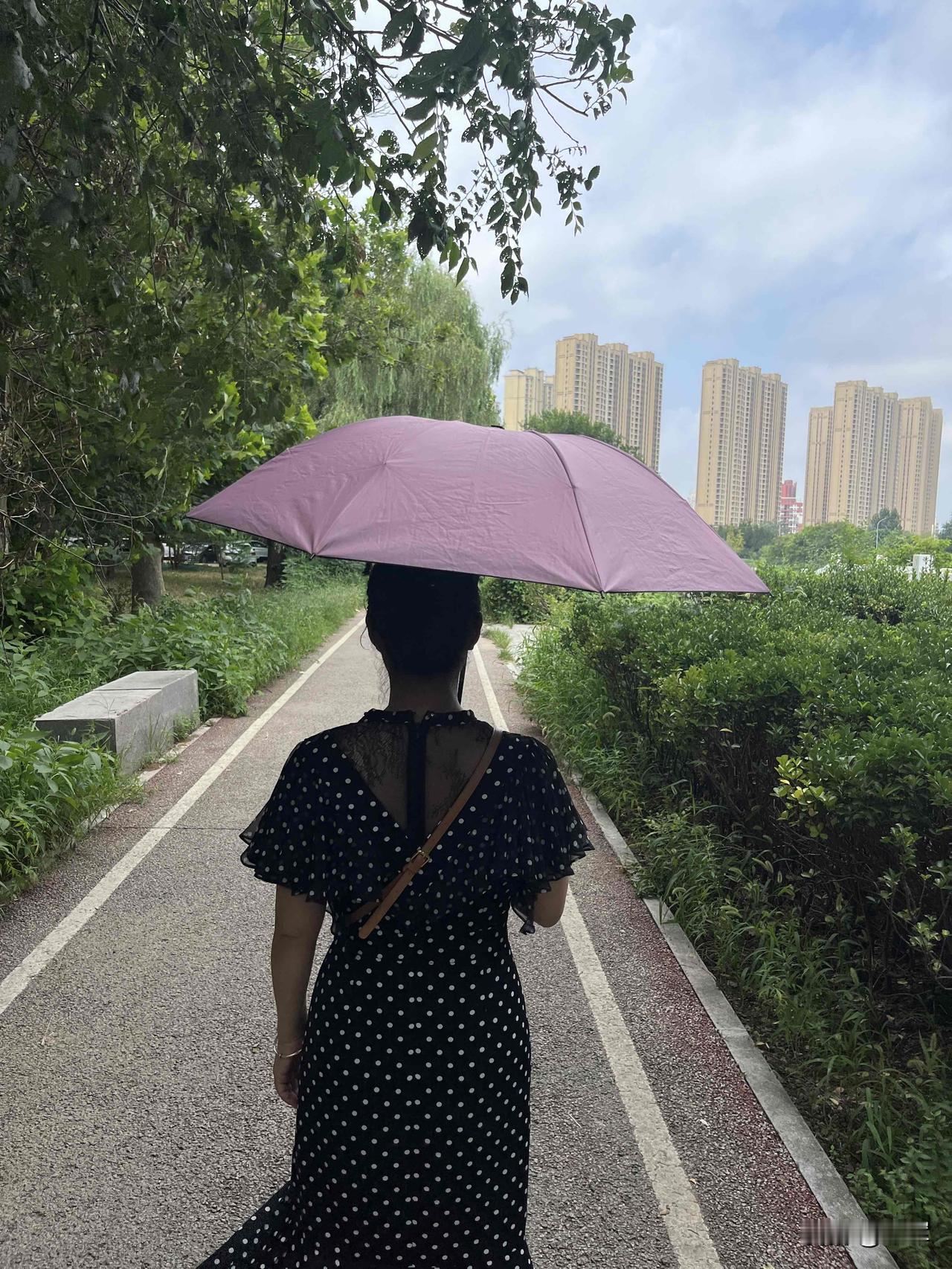 到了夏天，我出门就喜欢拿一把伞，如果太阳大了，我就拿它遮阳，如果是下雨了，我就拿
