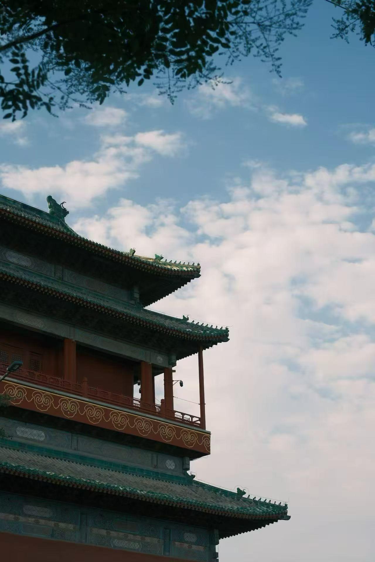 取悦自己才是终生浪漫的事。如果你每天所做的一切都是为了谋生，你的一生就是苦役。