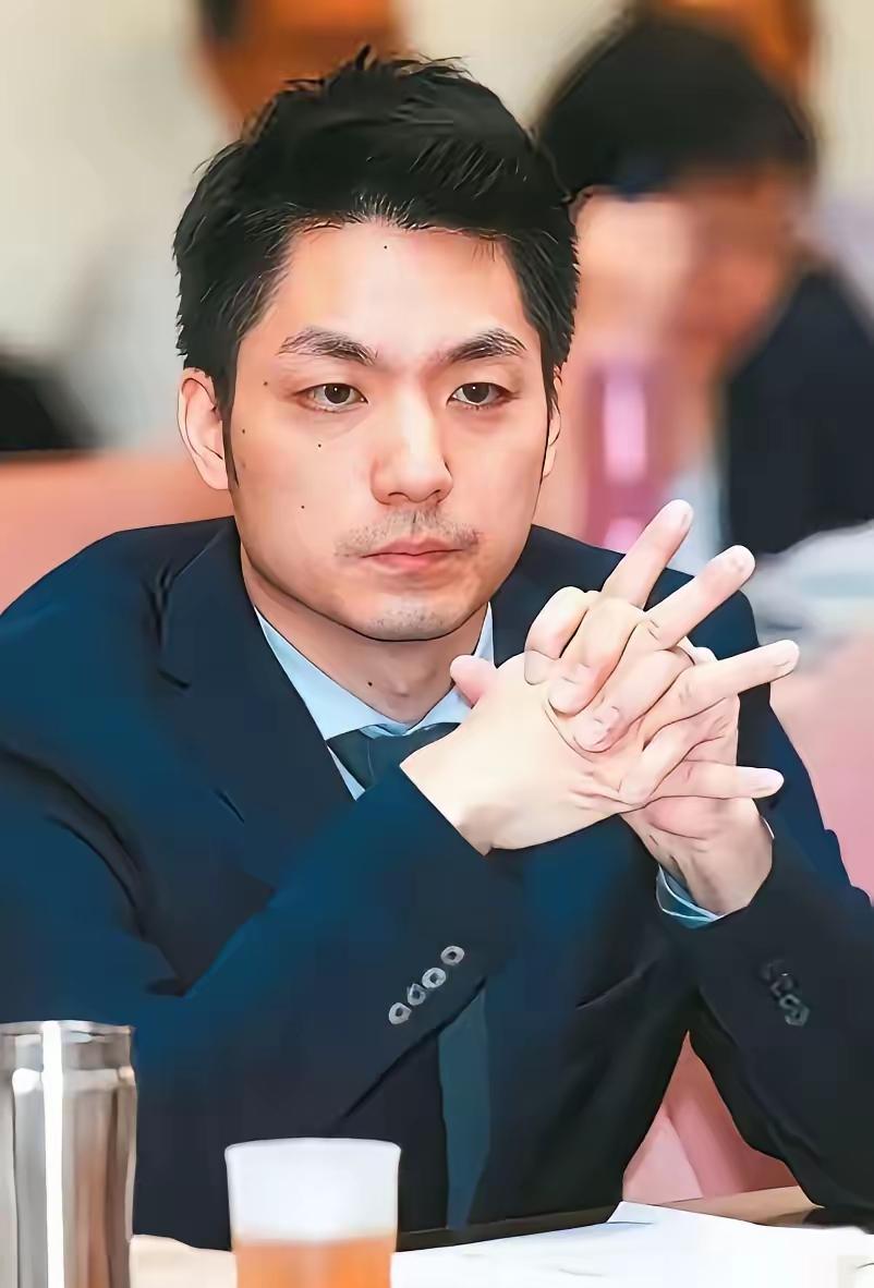 最近蒋家那个后人，又喊话想把两口棺椁迁回大陆，奉化那边连地都有人提过选好了。我只