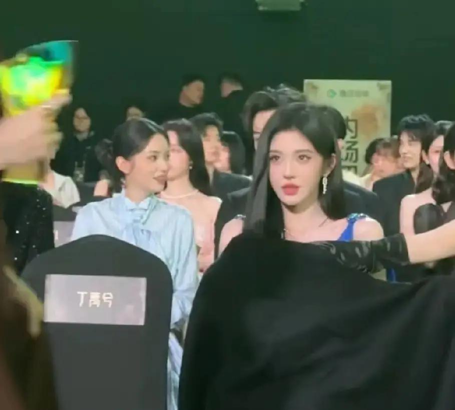 他们防偷拍，已经不用拉窗帘了。
顶流团队现在查房，像反恐特警。
热成像仪扫一遍墙