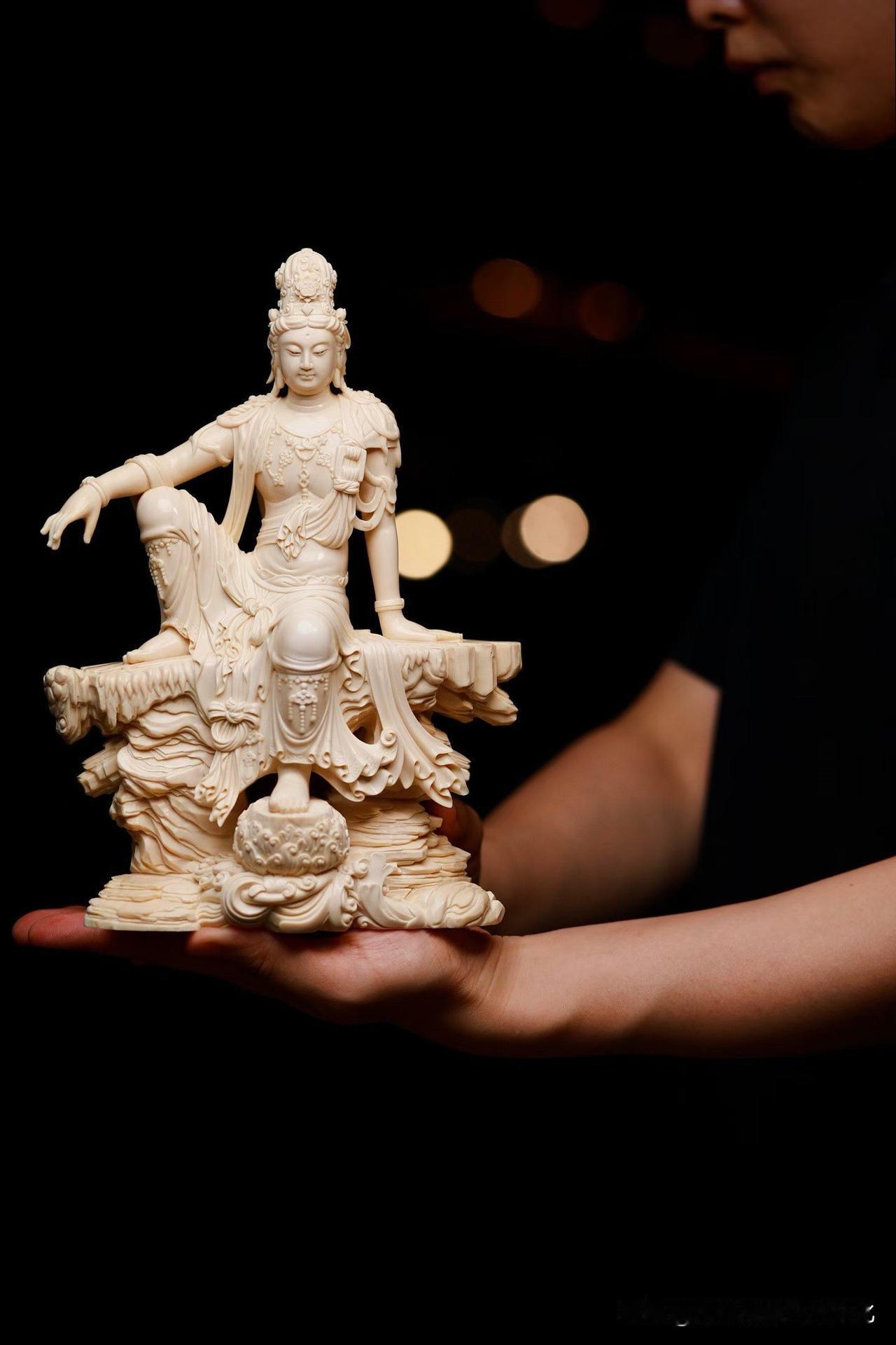 水月观音之美，贵在一个“静”字。

眉目低垂，神情含蓄，嘴角似有若无的笑意，让整