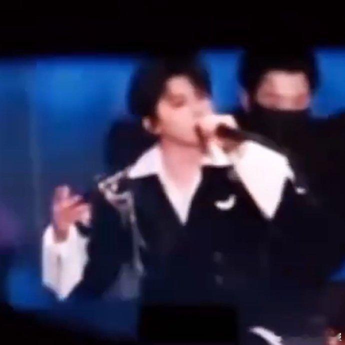 马嘉祺新音舞台被伴舞摸喉结马嘉祺被女伴舞摸喉结了舞台互动是艺术呈现的正常环节，专