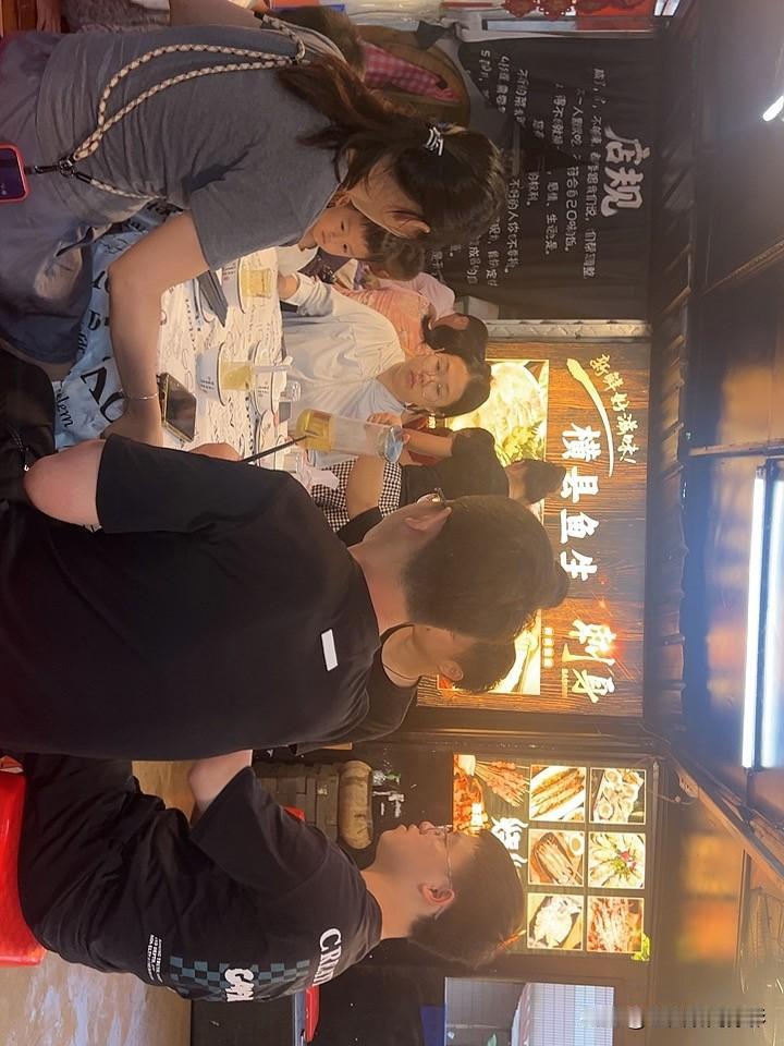 看来大排档餐食依然挺不错，这是一家主打横县鱼生接地气的夜宵店，具有市井家常的就餐