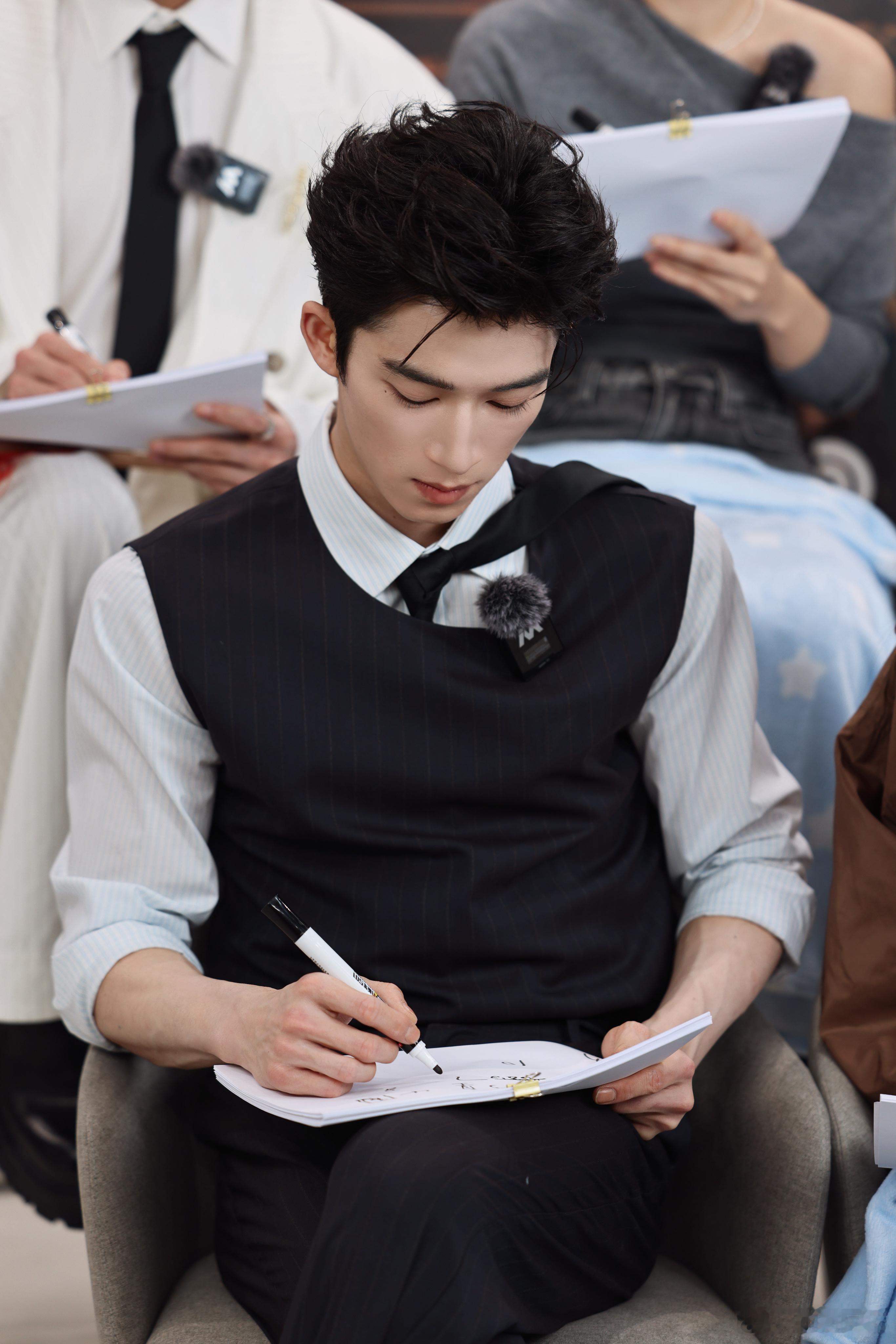 王星越工作室土味情话追剧团被王星越帅到失语，帅得权威又有气场，《唐宫奇案》剧情高