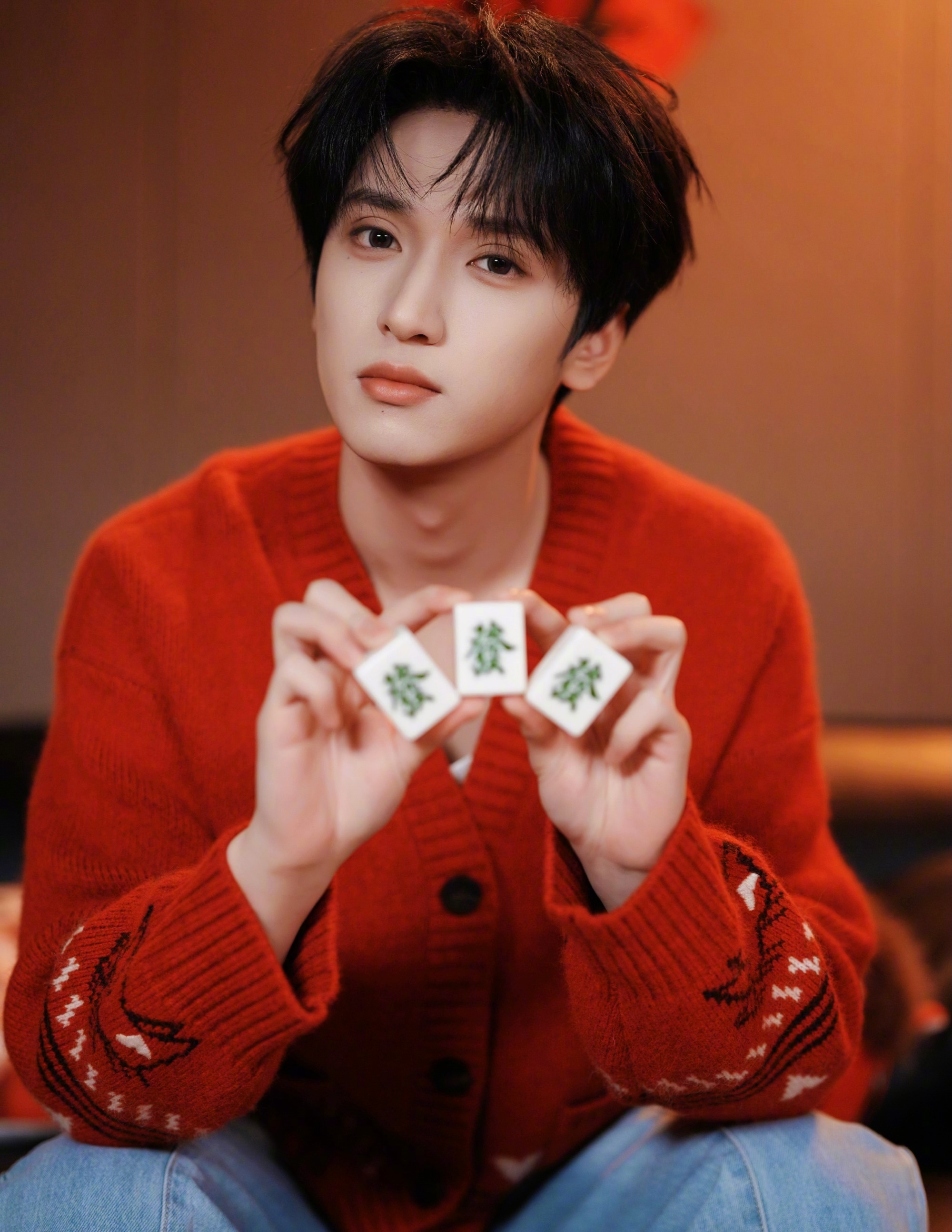 严浩翔｜新年营业大片，红色V领针织衫配浅色牛仔裤，清爽又应景的男大穿搭！帅哥事业