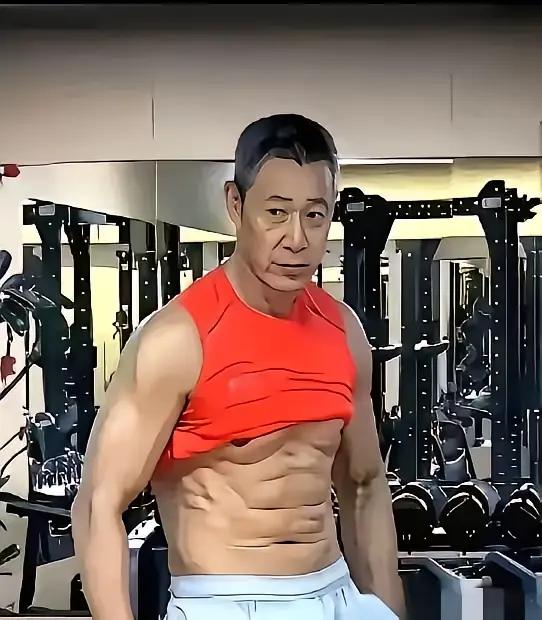 刚刷到这两张图，作为一个路人，第一眼反差感太强了！

图1里这位大哥红背心一撩，