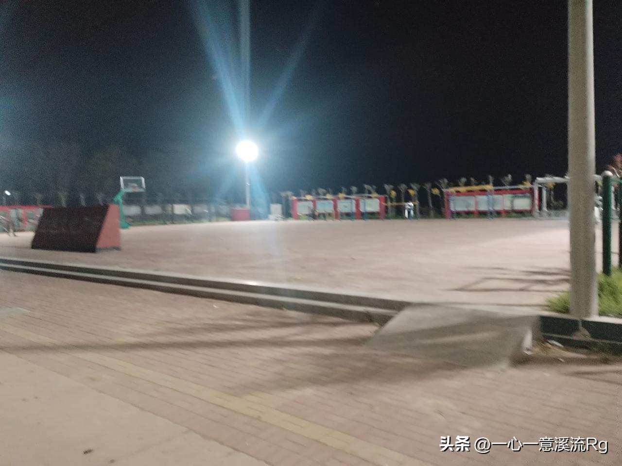 晚上不到七点就吃完了晚饭，我和老伴出家门到街上，向村西到南北路向北到村北东西街，