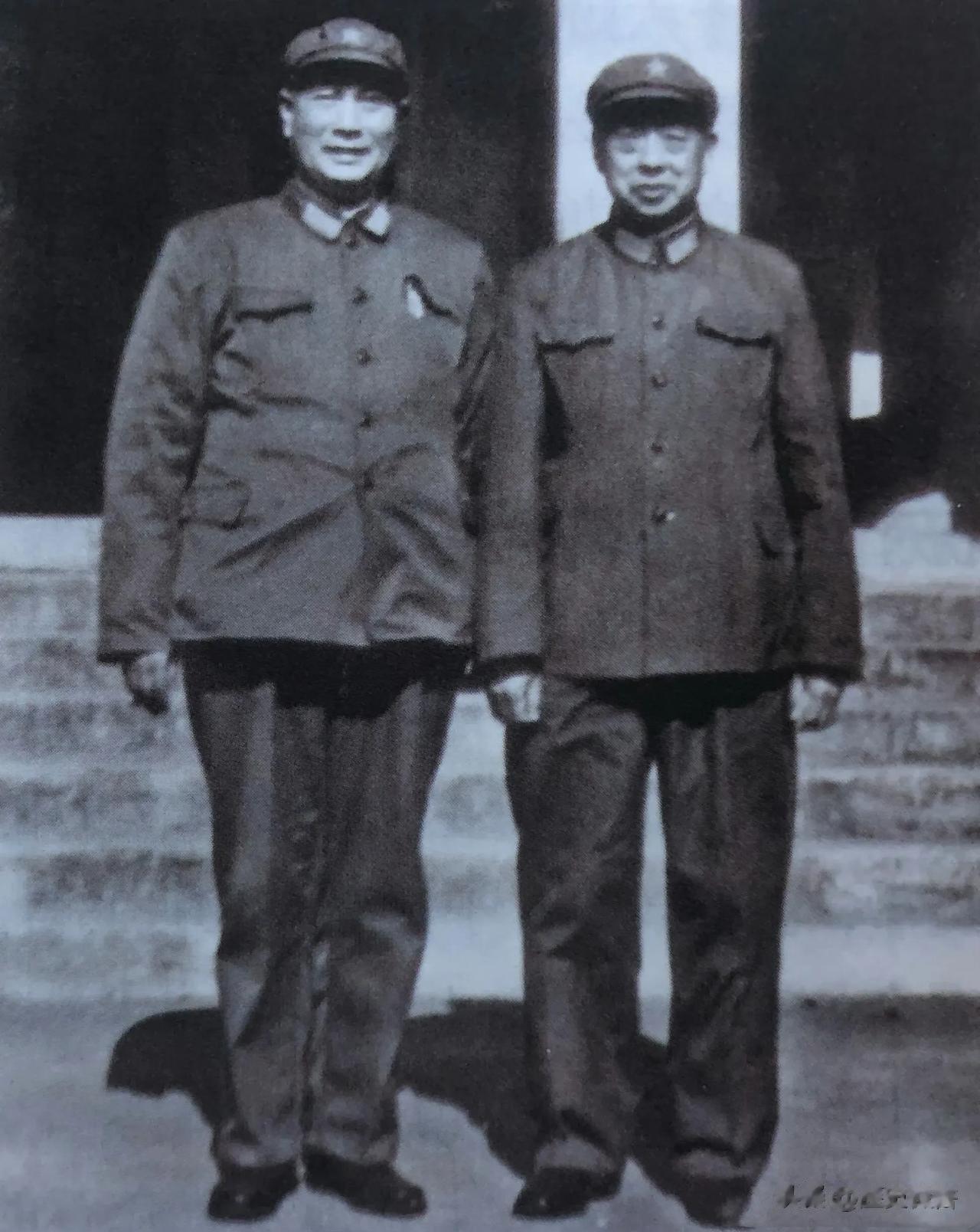 1984年冬武汉军区副司令张万年（左）看望老首长全兆瑞（1915.9-1994.