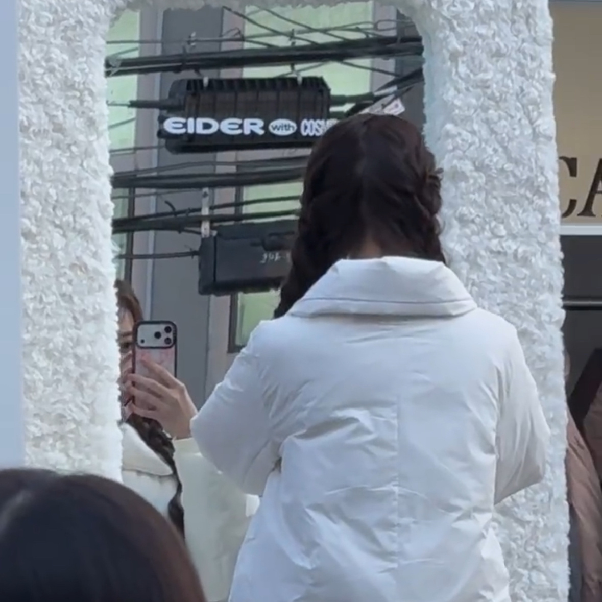 我们仍未知道藏在张元英手机里的雪兔自拍将在什么时候重见天日 