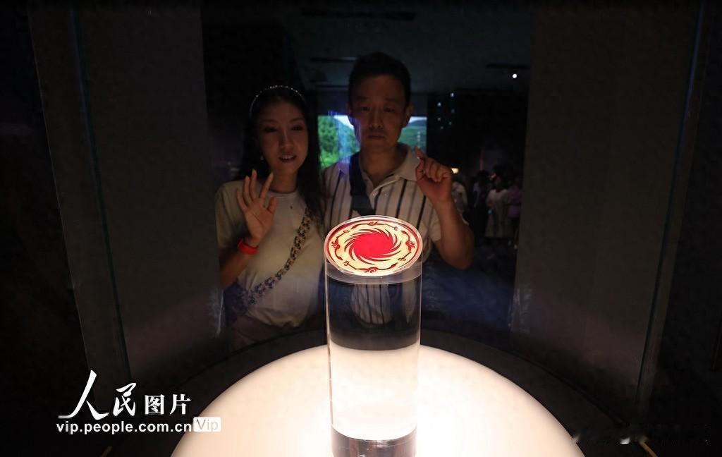 太阳神鸟飞进国博了，二十年三进北京，它到底想告诉我们什么？
今天早上刷手机看到新