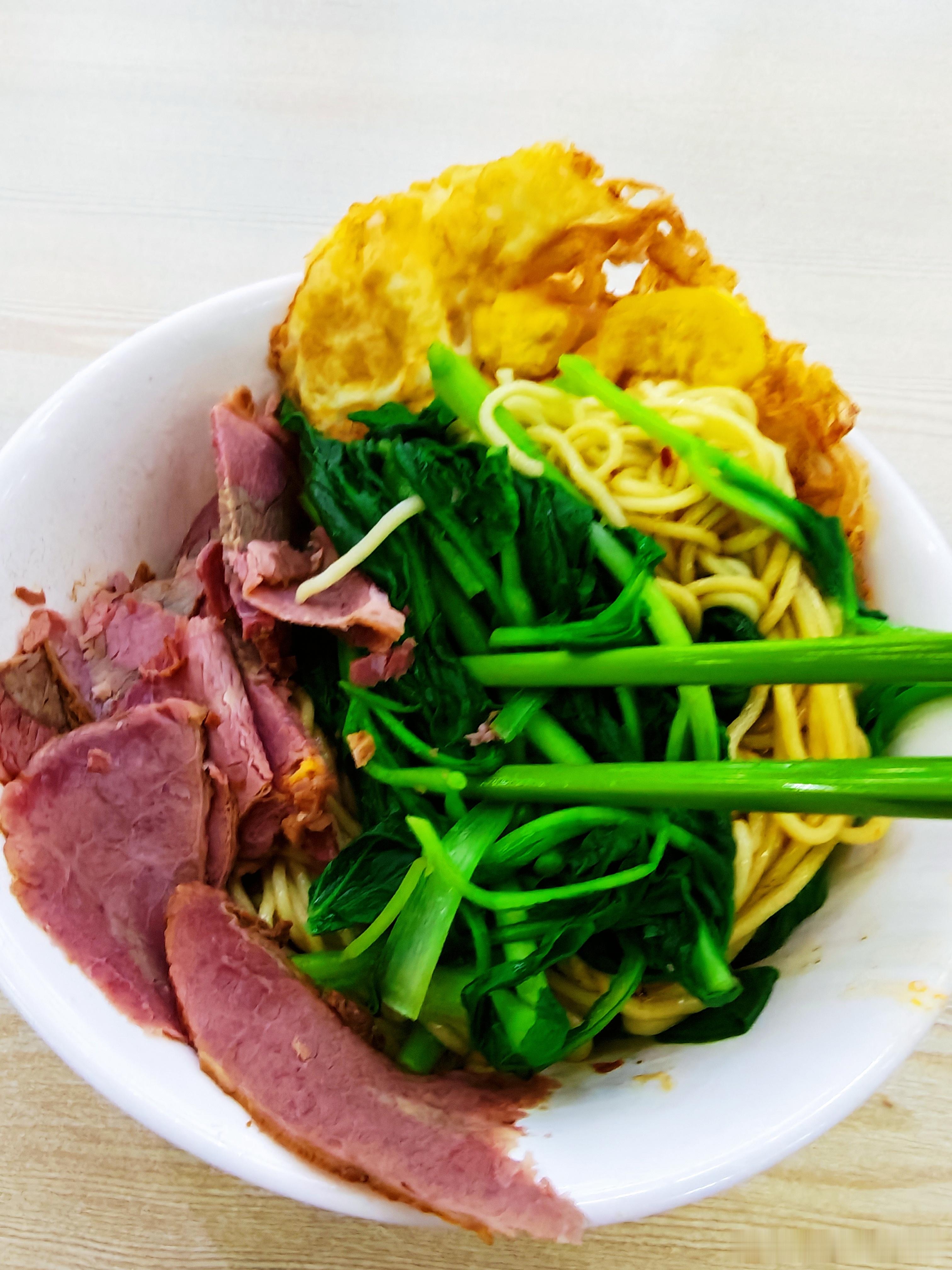 扬大农学院食堂的干拌面 还凑合，今晚准备让他多加点料！😆高校食堂