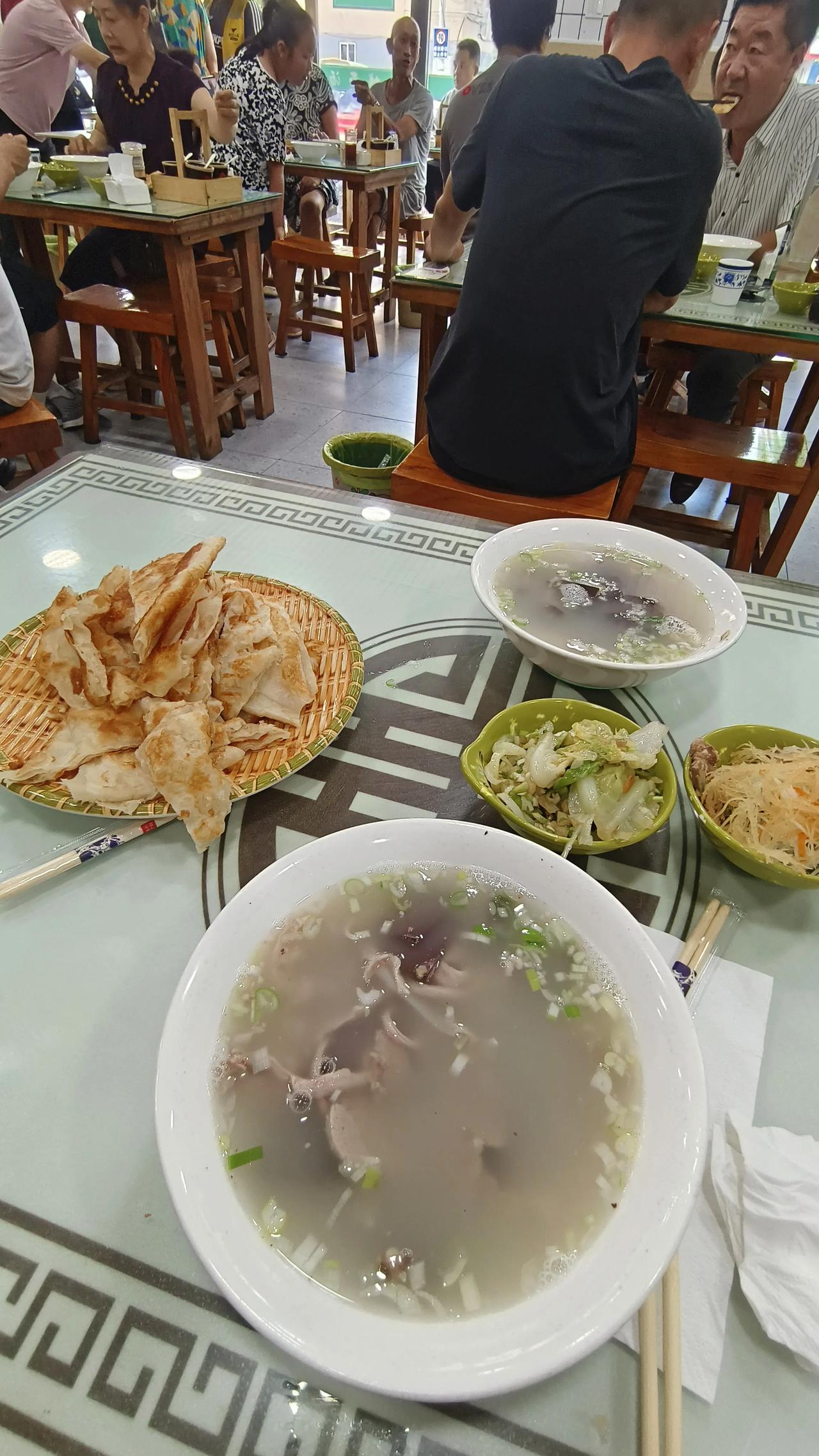 今天在李哥庄的一家羊肉汤馆里吃饭，发现岛城一汤的人真多，中午头直接客户满满的，老