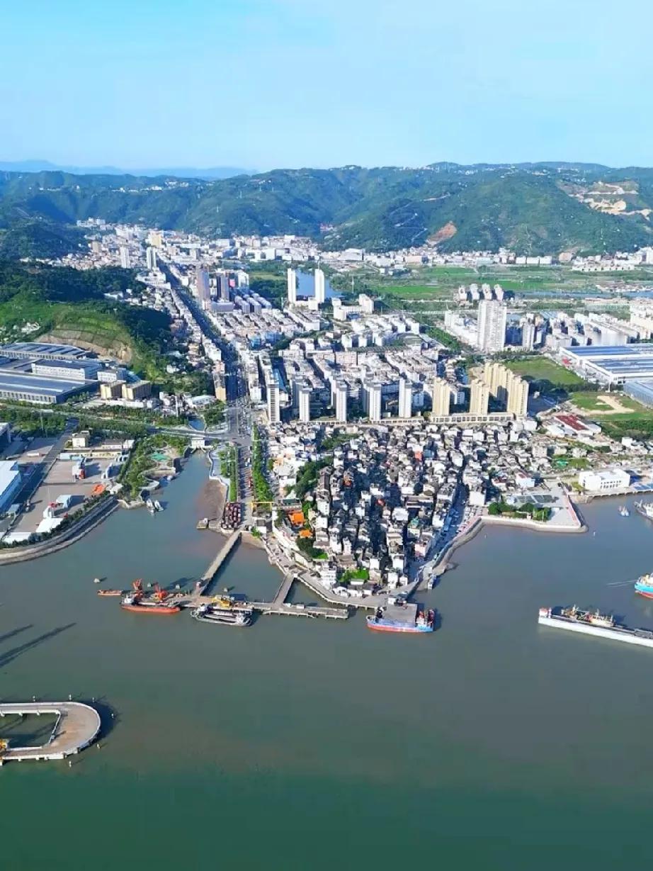 浙江玉环频繁遭遇台风登陆，是地理位置、海岸地形与大气环流共同作用的结果。玉环属于