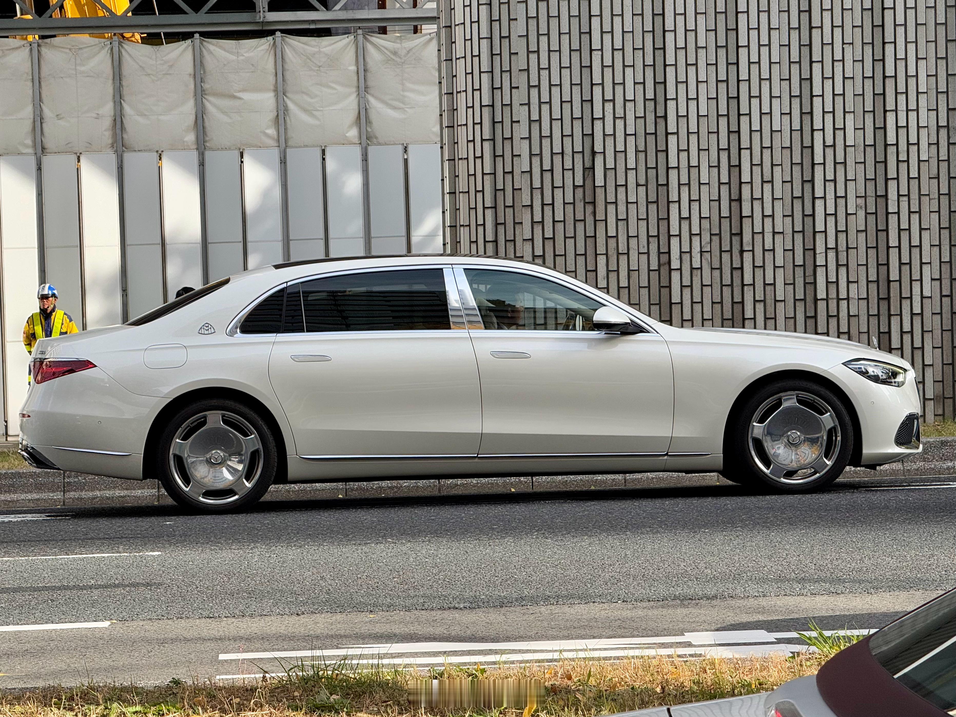迈巴赫S680=S800-120？[吃瓜][吃瓜]白色真漂亮，这侧面颜值怎么样？