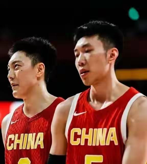 现在的中国男篮之所以快速坠落，是因为始终缺少一个“队魂”：

八九十年代之所以称
