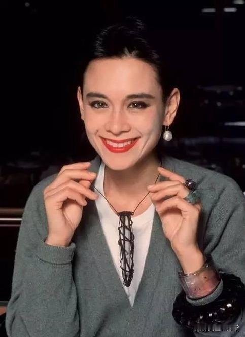 周天娜人生：混血红利下的身份之惑，防护缺失引深思

1991年，已经确诊艾滋病的