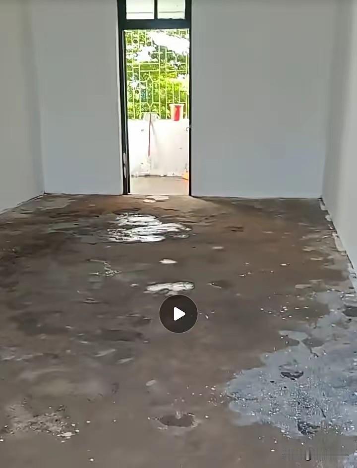 这位父亲说儿子考上乡镇教师，送去学校，一看宿舍他寒心了，说除了编制，啥都是空的，