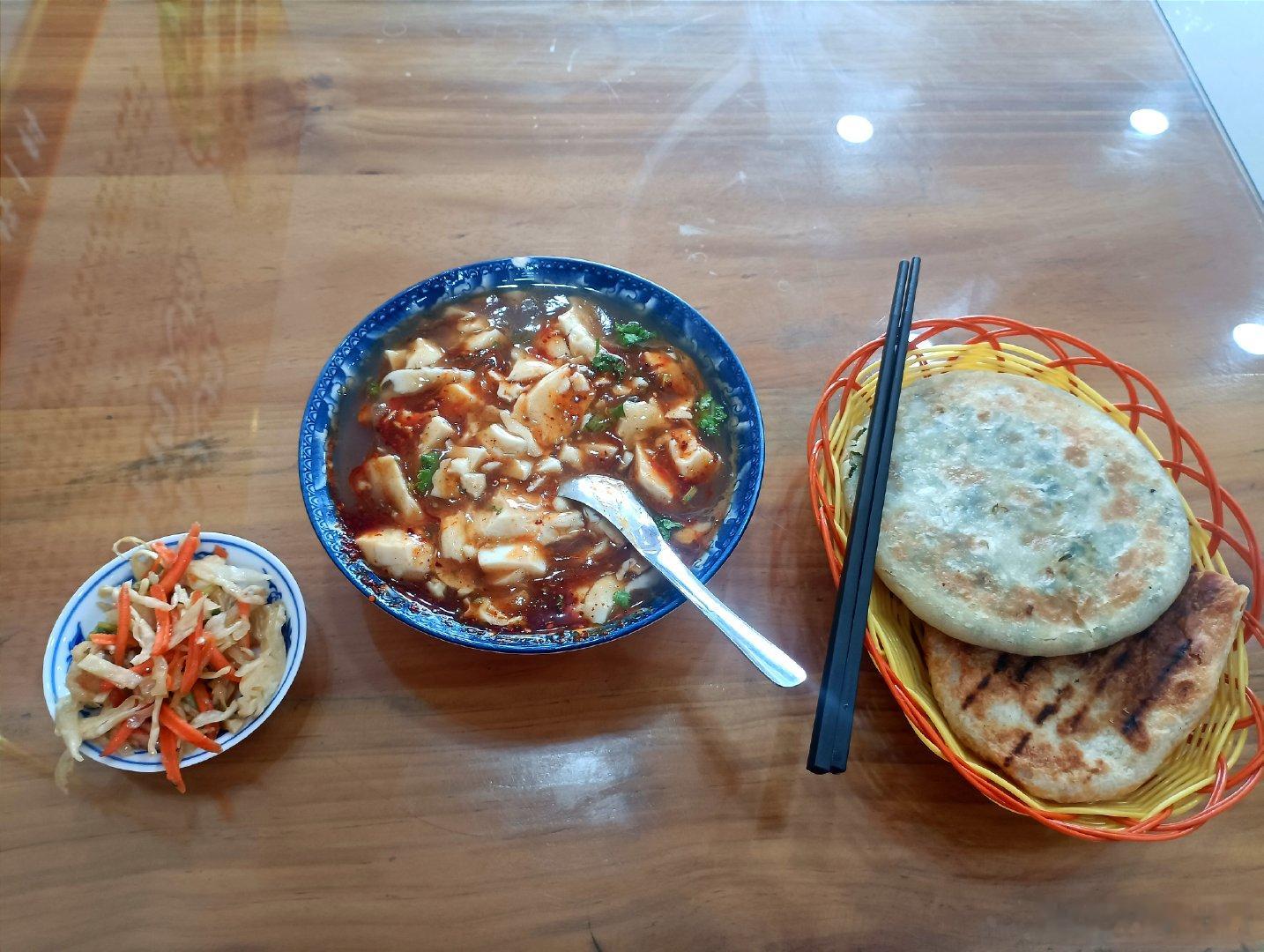 楼下新开的豆腐脑羊汤店，中午去吃了一次，应该也是最后一次了 
