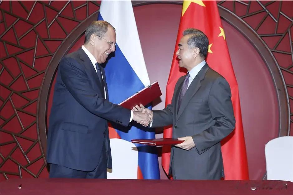 俄能源重拳直击！力撑中国补能源缺口，对日彻底锁死石油供应零供给
 
霍尔木兹海峡