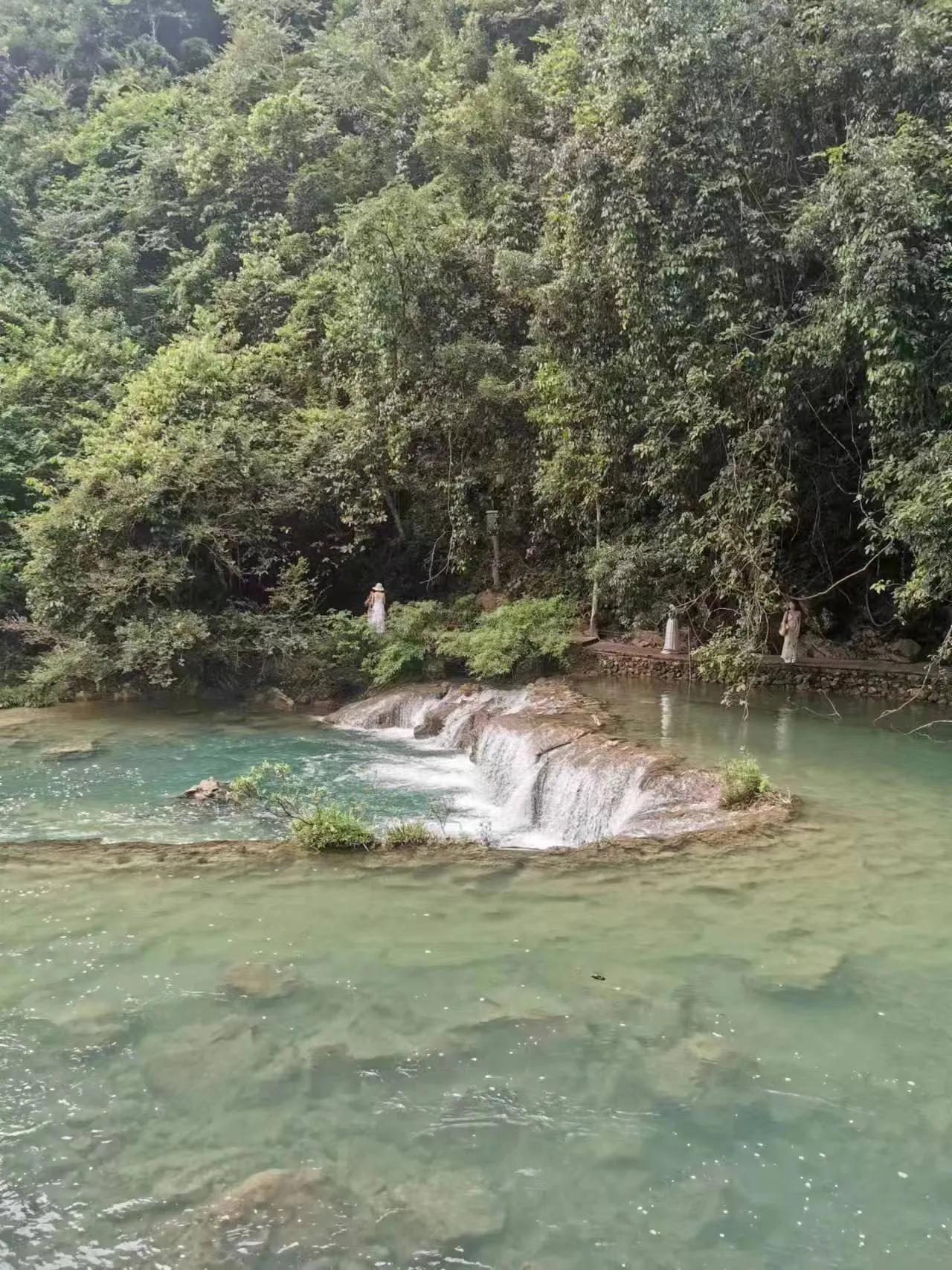 一片青山绿水，映照了心灵的宁静与悠远。