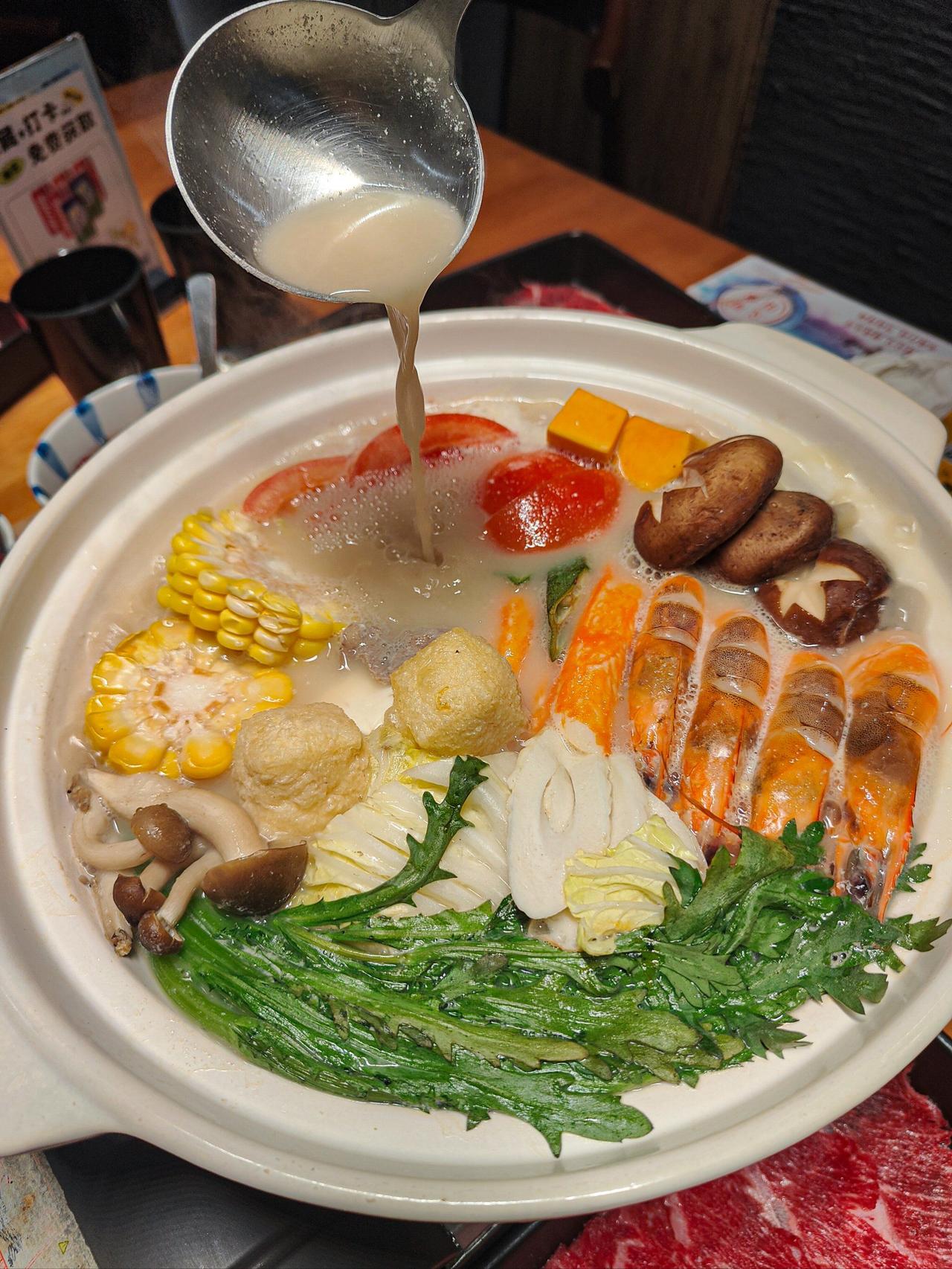 味噌豆乳锅底制作方法：

配料：
白味噌：150克
豆浆：1000毫升
日式高汤