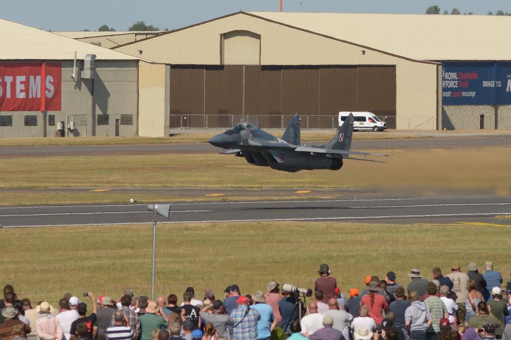 米格29与F16表演超低空突防通场
精彩绝伦