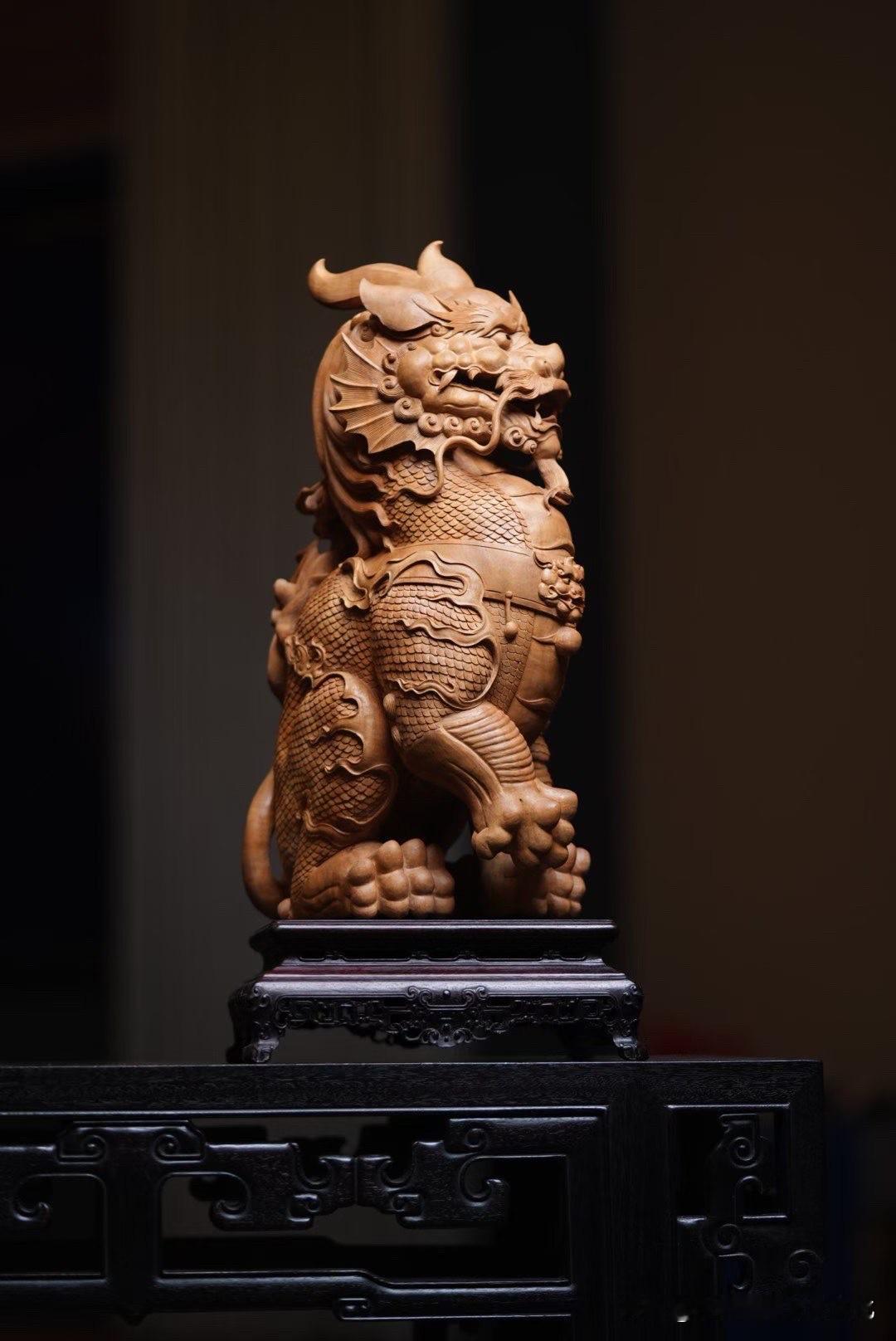 这只麒麟，不张扬。

却很稳。

老山檀的底色收着光，温润里带一点沉。造型压低重