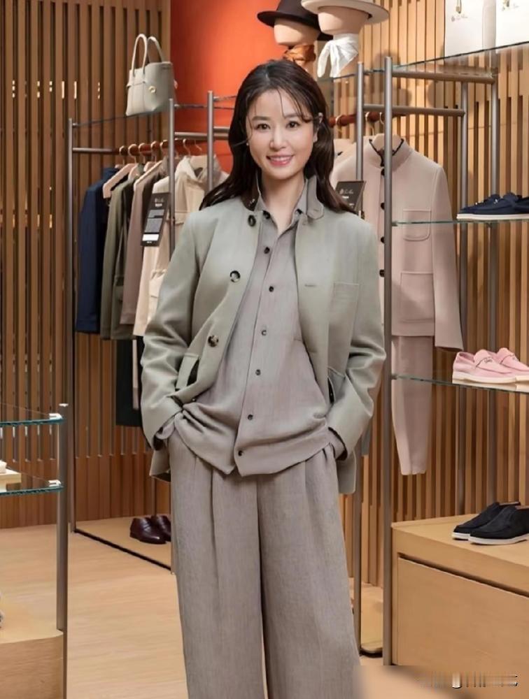 48岁的林心如，路透照里满是疲惫。
新剧片场，她偶尔会愣神。但一转身，她又是那