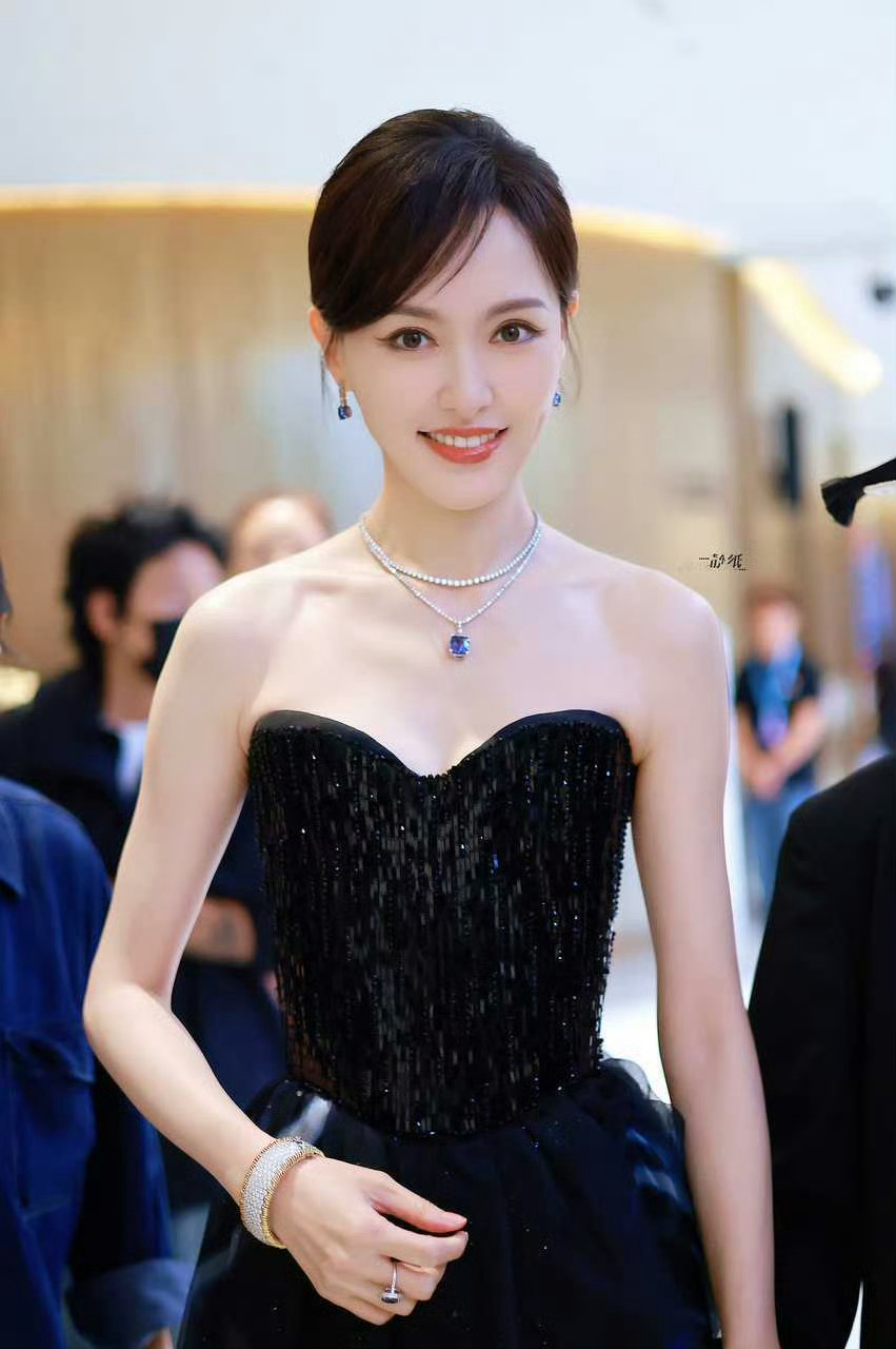 #唐嫣蓝宝石高珠##唐嫣撑伞回眸#唐嫣气质真好 ​​​