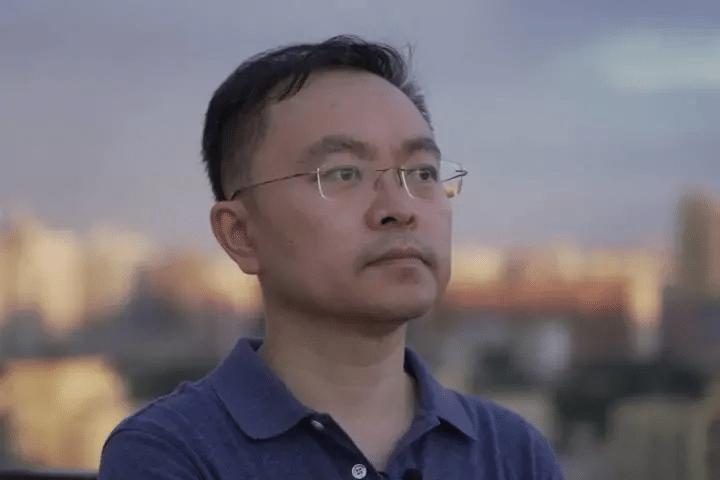 被渐冻症判了死刑的蔡磊，真凭着一股子犟劲从鬼门关拽回了生机，这事儿比剧本还戳心。