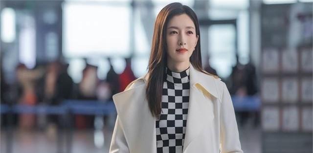 撞见老公出轨，她第一反应不是掀桌子，而是死死护住饭碗。
别急着骂她“窝囊”，在这