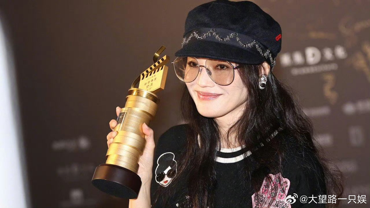 舒淇凭借电影《女孩》拿下最佳新晋导演奖舒淇香港电影导演会最佳新晋导演春节档马上有