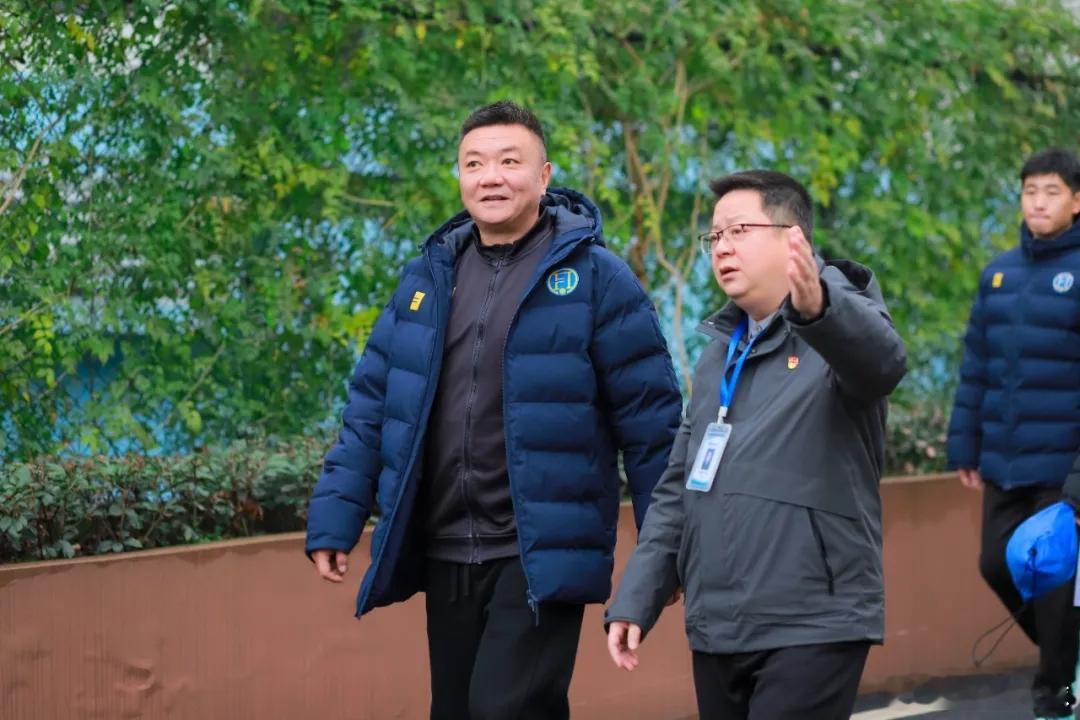 魏大侠重新出山，出任川超联赛泸州队主教练！魏群离开成都兴城之后，在家相妻教子了一