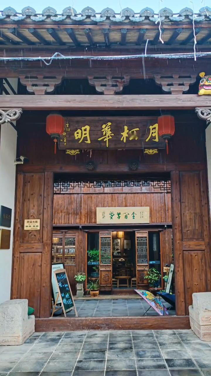 那时候你牵着我的手，约定来一场世界巡游。