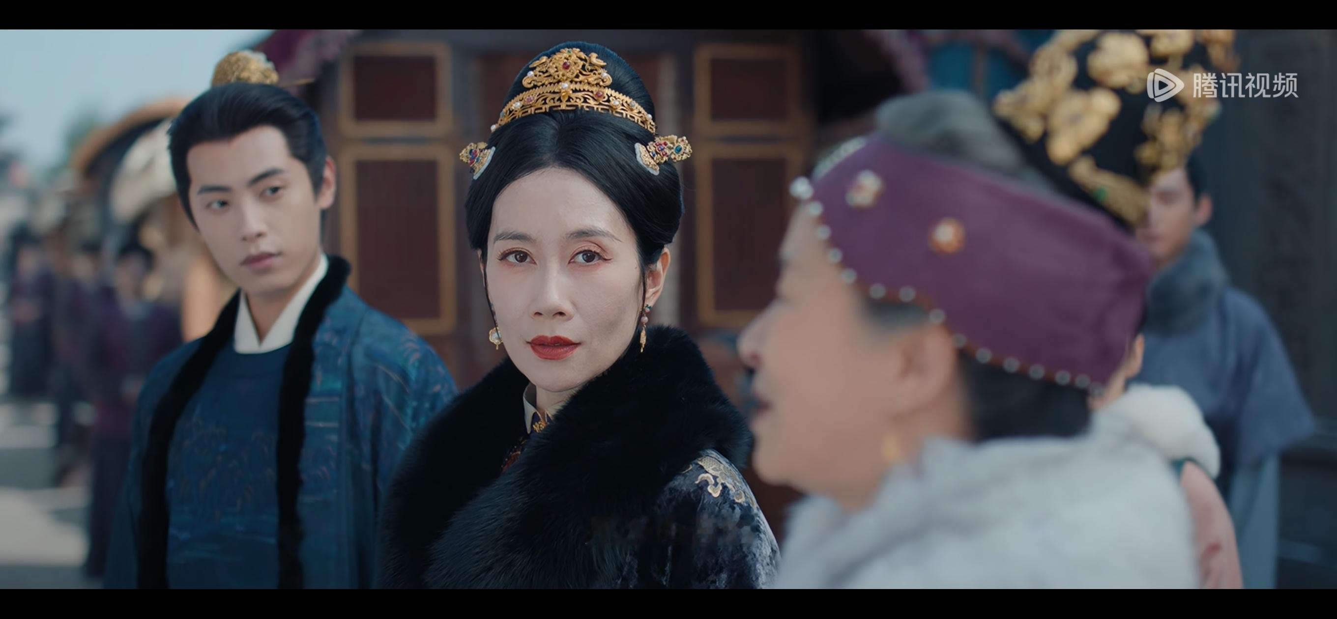 不会打光的导演拍人就是这样的 上面邓科，下面杨龙拍的 
