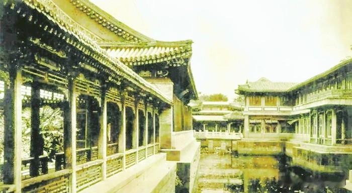 春藕斋（也写作“春耦斋”）位于北京中南海瀛台，是一座清代皇家水院建筑，紧邻颐年堂