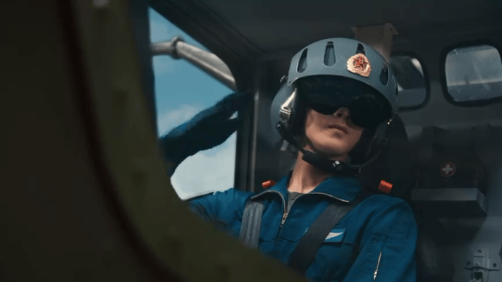 李昀锐新剧空中敬礼 李昀锐飞行员造型 飞行头盔加持气场拉满，李昀锐空中敬礼眼神果
