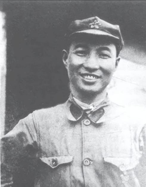 1949年5月27日，上海全境解放。
陈毅穿着洗得发白的军装，从国民党代理市长赵