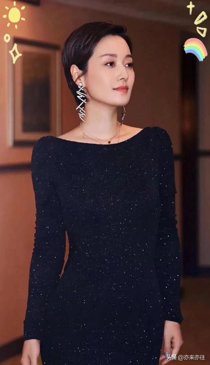 马伊琍两个女儿在国外旅游的近照登上热搜，网友纷纷称赞这对姐妹家教好、三观正，朴素