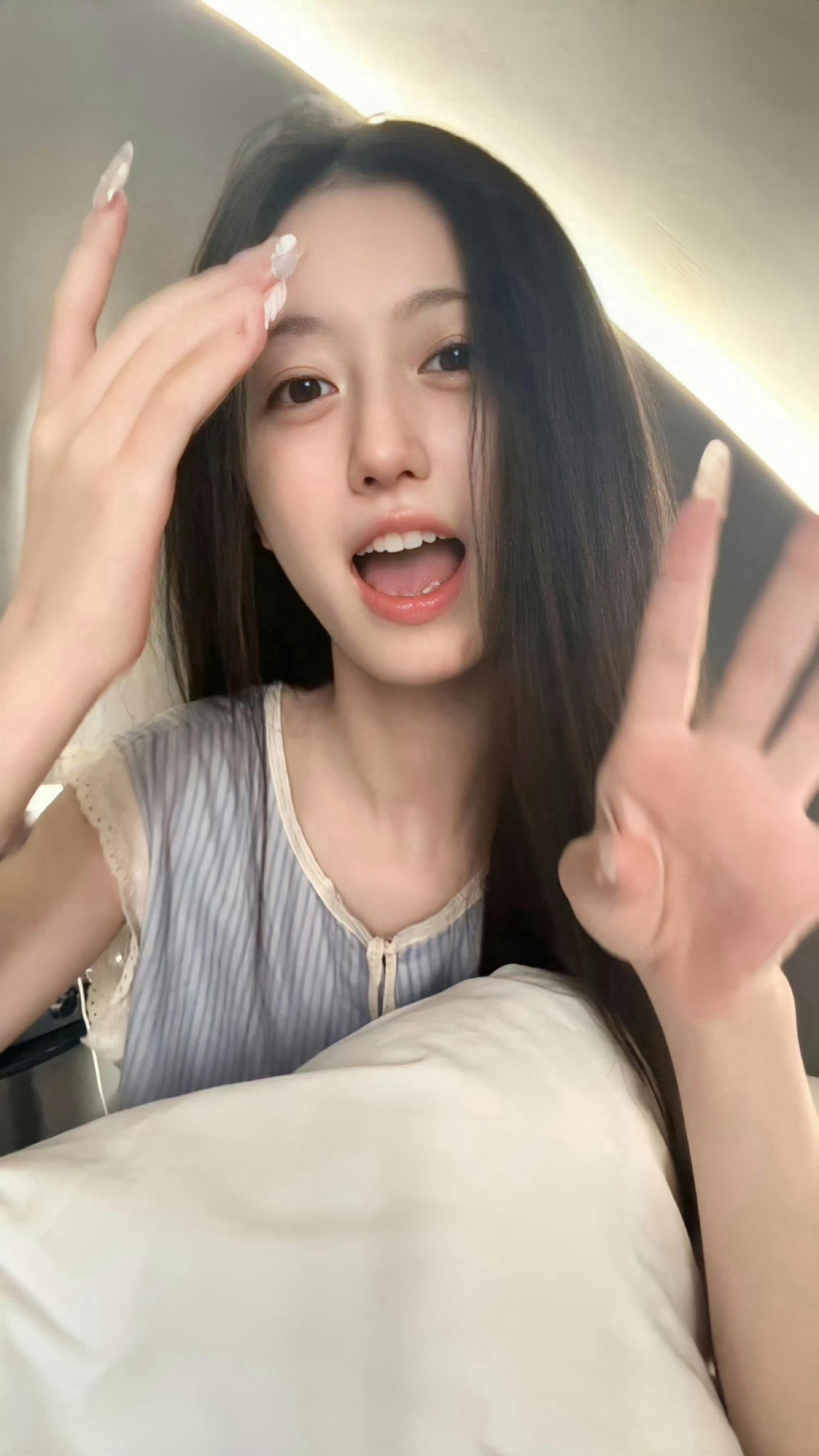 裴佳欣也长大了。