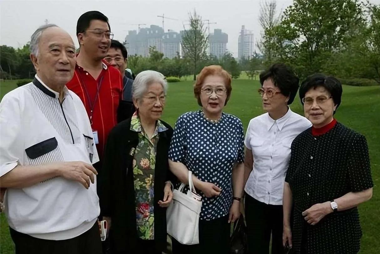 几位老艺术家同框旧照：孙道临胖瘦合度，气质尔雅；张瑞芳曲眉耸鼻，银发抢镜；秦怡金