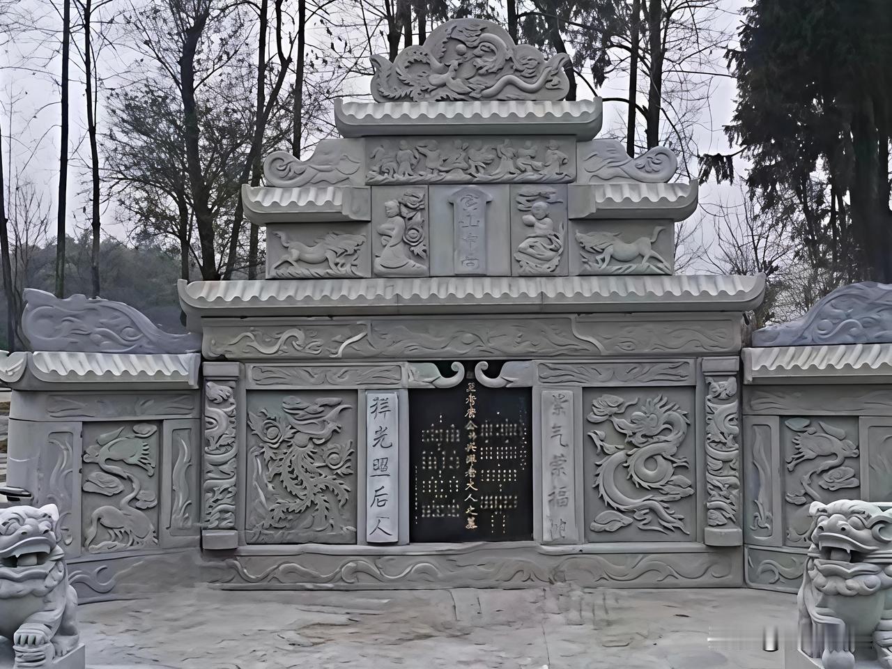 山上发现一座豪华古墓，墓碑边上的雕刻非常精美，当年应该花了很多钱吧！目前面还有2