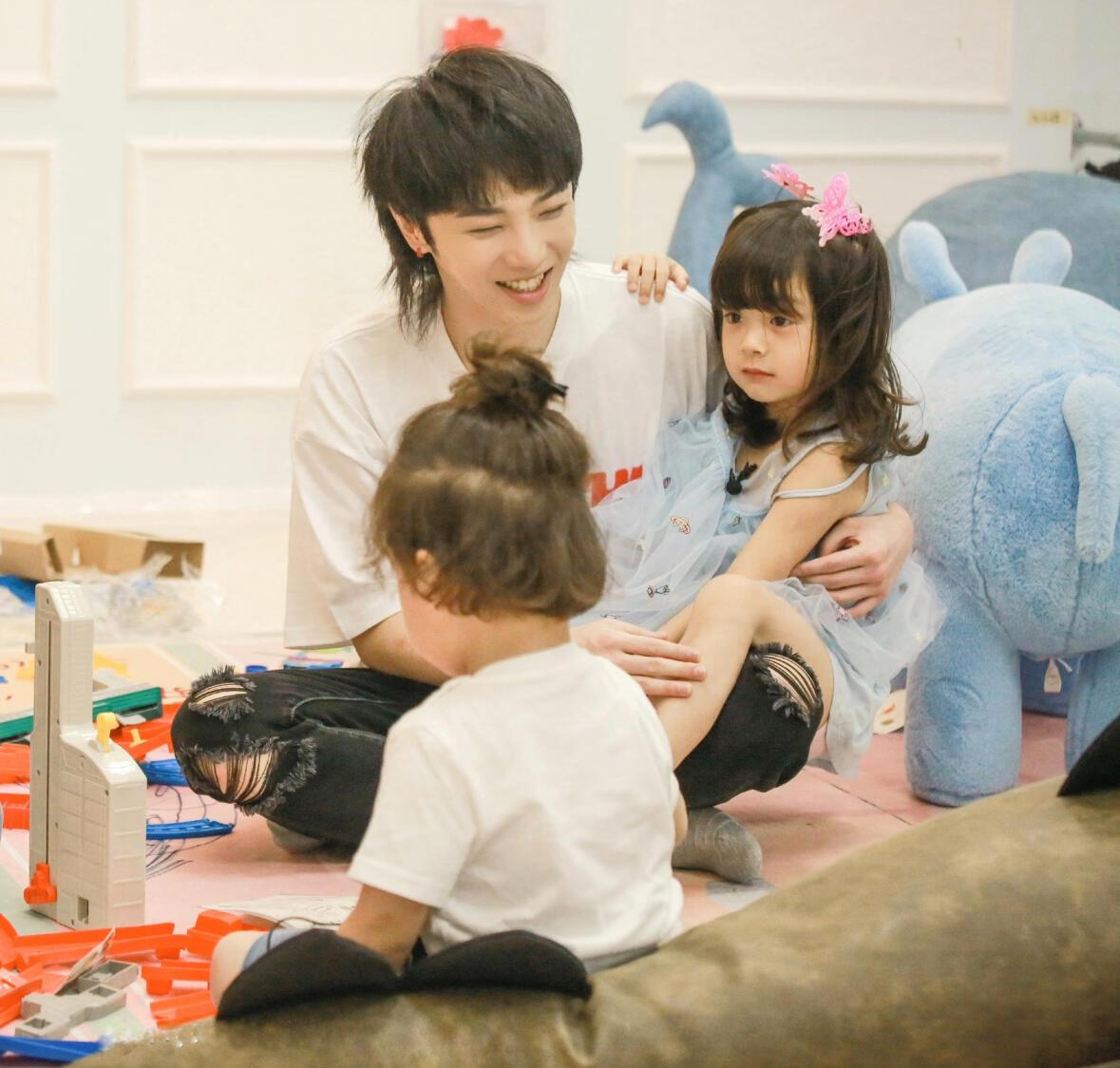 常年奔波巡演、被工作填满行程的华晨宇，时常流露对女儿华迎辰的牵挂想念。他和张碧晨
