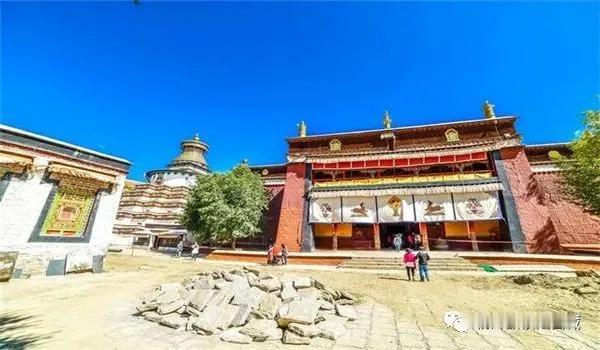 我们来到白居寺措钦大殿，只见大殿坐北朝南，高有3层。底层中间为佛堂，有立柱48根