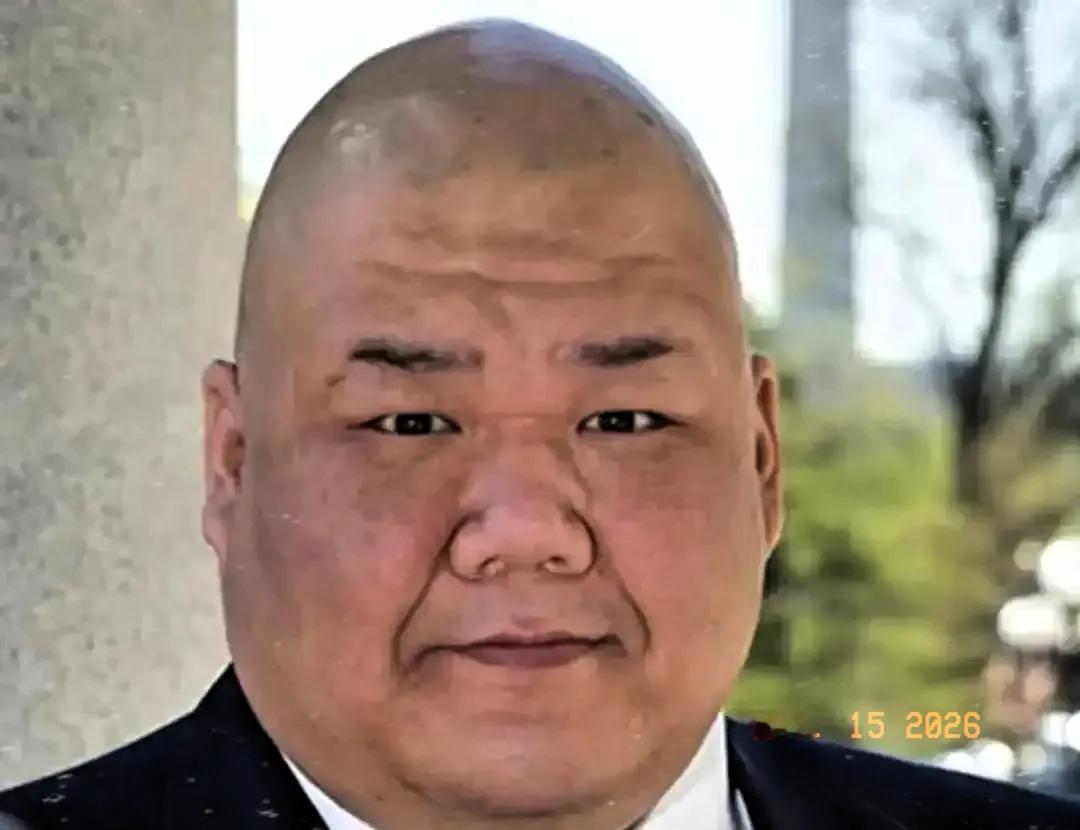 特朗普这次来，大家伙儿光盯着黄仁勋那些大老板了，其实最该看的是那个光头、一脸精干