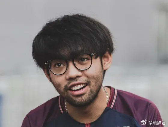 Topson接受采访说他遇到过最艰难的中路对线选手是Maybe，他当时玩了血魔和